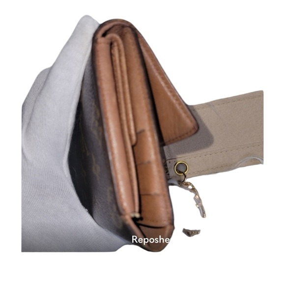 Louis VuittonMonogram International Trifold +insert and 26"chain - Picture 7 of 16